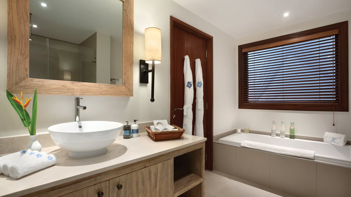 one bedroom suite bathtub