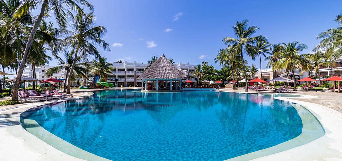 PrideInn Paradise swimming pool
