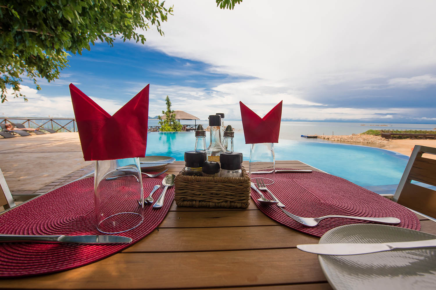 Blue Zebra Island Lodge - pool deck dinner