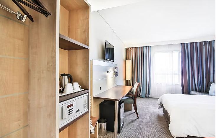 Holiday Inn Express Woodmead - In Room Coffe and Tea making facilities