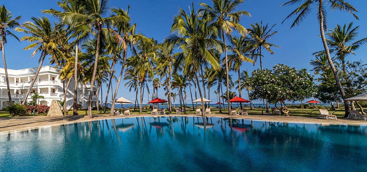 PrideInn Paradise main view and swimming pool